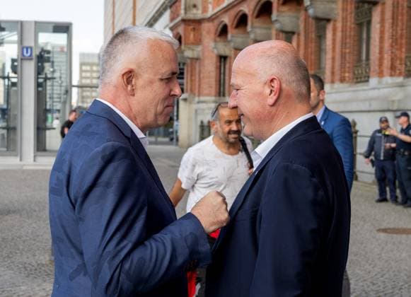 Fußball, Frauen, Saison 2024 2025, 2. Frauen-Bundesliga, 1. FC Union Berlin, die Aufsteigerinnen in die 1. Bundesliga werden im Roten Rathaus von Kai Wegner (Regierender Bürgermeister von Berlin) empfangen, im Bild: v. l. Präsident Dirk Zingler (1. FC Union), Berlins regierender Bürgermeister Kai Wegner, 20.05. 2025, Copyright: xMatthiasxKochx