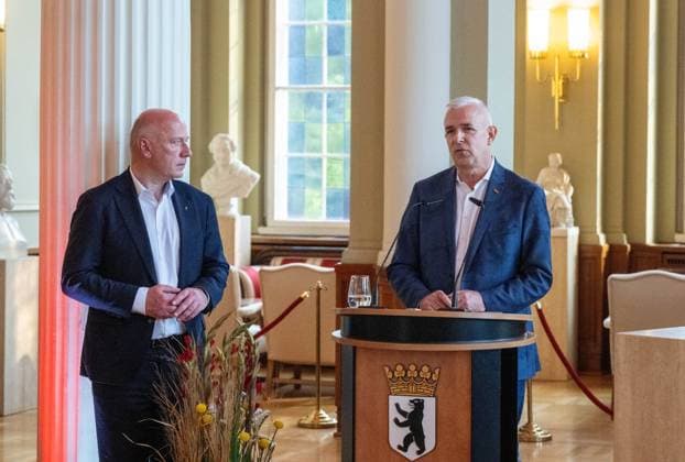 Fußball, Frauen, Saison 2024 2025, 2. Frauen-Bundesliga, 1. FC Union Berlin, die Aufsteigerinnen in die 1. Bundesliga werden im Roten Rathaus von Kai Wegner (Regierender Bürgermeister von Berlin) empfangen, im Bild: v. l. Berlins regierender Bürgermeister Kai Wegner, Präsident Dirk Zingler (1. FC Union), 20.05. 2025, Copyright: xMatthiasxKochx