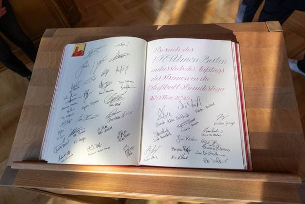 Fußball, Frauen, Saison 2024 2025, 2. Frauen-Bundesliga, 1. FC Union Berlin, die Aufsteigerinnen in die 1. Bundesliga werden im Roten Rathaus von Kai Wegner (Regierender Bürgermeister von Berlin) empfangen, im Bild: das Team trug sich in das Gästebuch der Stadt Berlin im Säulensaal ein, 20.05. 2025, Copyright: xMatthiasxKochx