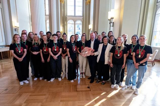 Sport Bilder des Tages Fußball, Frauen, Saison 2024 2025, 2. Frauen-Bundesliga, 1. FC Union Berlin, die Aufsteigerinnen in die 1. Bundesliga werden im Roten Rathaus von Kai Wegner (Regierender Bürgermeister von Berlin) empfangen, im Bild: v. l. Katja Orschmann (1. FC Union), Berlins regierender Bürgermeister Kai Wegner und Staatssekretärin für Franziska Becker mit der Meisterschale, 20.05. 2025, Copyright: xMatthiasxKochx