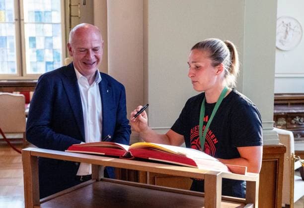 Fußball, Frauen, Saison 2024 2025, 2. Frauen-Bundesliga, 1. FC Union Berlin, die Aufsteigerinnen in die 1. Bundesliga werden im Roten Rathaus von Kai Wegner (Regierender Bürgermeister von Berlin) empfangen, im Bild: v. l. Berlins regierender Bürgermeister Kai Wegner, Dina Orschmann (1. FC Union) trägt sich in das Gästebuch der Stadt Berlin im Säulensaal ein, 20.05. 2025, Copyright: xMatthiasxKochx