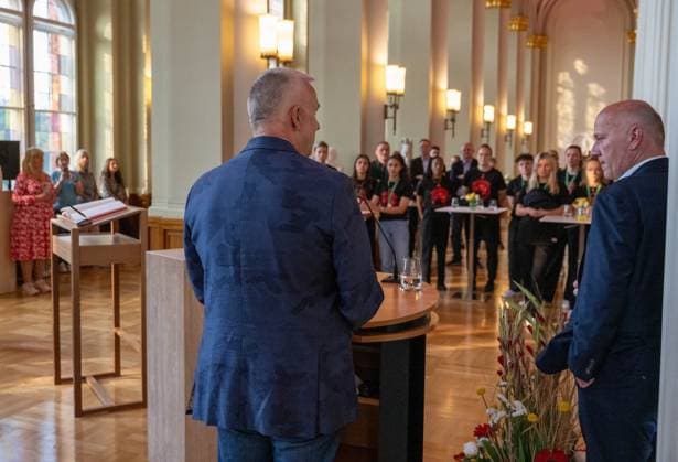 Fußball, Frauen, Saison 2024 2025, 2. Frauen-Bundesliga, 1. FC Union Berlin, die Aufsteigerinnen in die 1. Bundesliga werden im Roten Rathaus von Kai Wegner (Regierender Bürgermeister von Berlin) empfangen, im Bild: v. l. Präsident Dirk Zingler (1. FC Union), Berlins regierender Bürgermeister Kai Wegner, 20.05. 2025, Copyright: xMatthiasxKochx