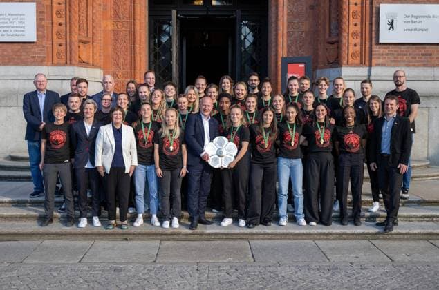 Fußball, Frauen, Saison 2024 2025, 2. Frauen-Bundesliga, 1. FC Union Berlin, die Aufsteigerinnen in die 1. Bundesliga werden im Roten Rathaus von Kai Wegner (Regierender Bürgermeister von Berlin) empfangen, im Bild: gemeinsames Foto der Mannschaft und des Bürgermeisters, Berlins regierender Bürgermeister Kai Wegner und Lisa Heiseler (1. FC Union) mit der Meisterschale, 20.05. 2025, Copyright: xMatthiasxKochx