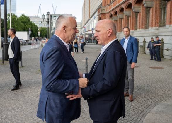 Fußball, Frauen, Saison 2024 2025, 2. Frauen-Bundesliga, 1. FC Union Berlin, die Aufsteigerinnen in die 1. Bundesliga werden im Roten Rathaus von Kai Wegner (Regierender Bürgermeister von Berlin) empfangen, im Bild: v. l. Präsident Dirk Zingler (1. FC Union), Berlins regierender Bürgermeister Kai Wegner, 20.05. 2025, Copyright: xMatthiasxKochx