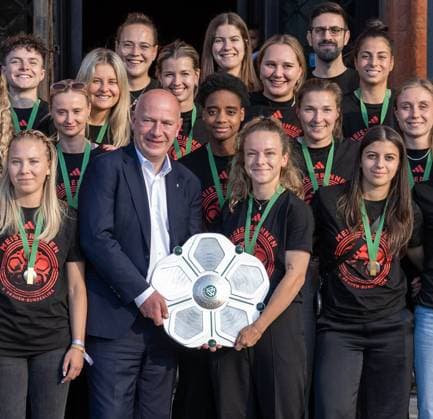 Fußball, Frauen, Saison 2024 2025, 2. Frauen-Bundesliga, 1. FC Union Berlin, die Aufsteigerinnen in die 1. Bundesliga werden im Roten Rathaus von Kai Wegner (Regierender Bürgermeister von Berlin) empfangen, im Bild: v. l. Tomke Schneider (1. FC Union), Elli Seiro (1. FC Union), Judith Steinert (1. FC Union), Leonie Köster (1. FC Union), Berlins regierender Bürgermeister Kai Wegner, Nele Bauereisen (1. FC Union), Naika Reissner (1. FC Union), Anouk Blaschka (1. FC Union), Lisa Heiseler (1. FC Union) mit der Meisterschale, Katja Orschmann (1. FC Union), Sarah Abu Sabbah (1. FC Union), Korina Janez (1. FC Union), Pia Metzker (1. FC Union), 20.05. 2025, Copyright: xMatthiasxKochx