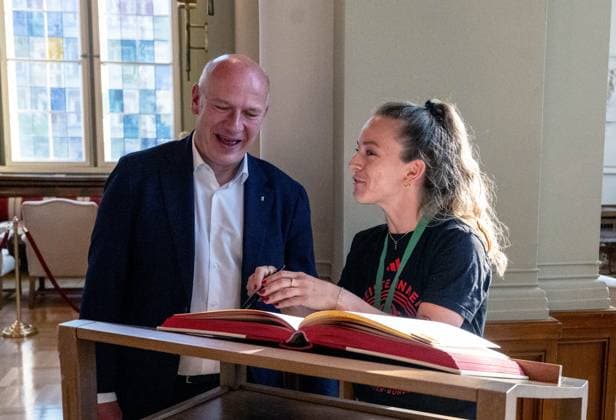 Fußball, Frauen, Saison 2024 2025, 2. Frauen-Bundesliga, 1. FC Union Berlin, die Aufsteigerinnen in die 1. Bundesliga werden im Roten Rathaus von Kai Wegner (Regierender Bürgermeister von Berlin) empfangen, im Bild: v. l. Berlins regierender Bürgermeister Kai Wegner, Lisa Heiseler (1. FC Union) trägt sich ins Gästebuch der Stadt Berlin im Säulensaal ein, 20.05. 2025, Copyright: xMatthiasxKochx