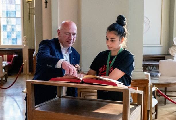 Fußball, Frauen, Saison 2024 2025, 2. Frauen-Bundesliga, 1. FC Union Berlin, die Aufsteigerinnen in die 1. Bundesliga werden im Roten Rathaus von Kai Wegner (Regierender Bürgermeister von Berlin) empfangen, im Bild: v. l. Berlins regierender Bürgermeister Kai Wegner, Sarah Abu Sabbah (1. FC Union) trägt sich ins Gästebuch der Stadt Berlin im Säulensaal ein, 20.05. 2025, Copyright: xMatthiasxKochx