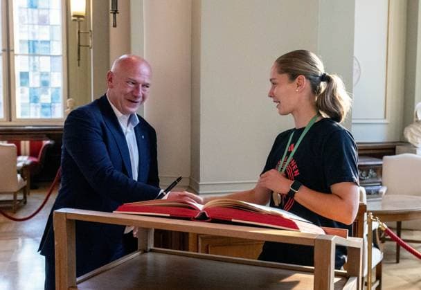 Fußball, Frauen, Saison 2024 2025, 2. Frauen-Bundesliga, 1. FC Union Berlin, die Aufsteigerinnen in die 1. Bundesliga werden im Roten Rathaus von Kai Wegner (Regierender Bürgermeister von Berlin) empfangen, im Bild: v. l. Berlins regierender Bürgermeister Kai Wegner beglückwünscht Charleen Niesler (1. FC Union), die sich ins Gästebuch der Stadt Berlin im Säulensaal eingetragen hat, 20.05. 2025, Copyright: xMatthiasxKochx
