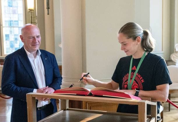 Fußball, Frauen, Saison 2024 2025, 2. Frauen-Bundesliga, 1. FC Union Berlin, die Aufsteigerinnen in die 1. Bundesliga werden im Roten Rathaus von Kai Wegner (Regierender Bürgermeister von Berlin) empfangen, im Bild: v. l. Berlins regierender Bürgermeister Kai Wegner, Charleen Niesler (1. FC Union) trägt sich ins Gästebuch der Stadt Berlin im Säulensaal ein, 20.05. 2025, Copyright: xMatthiasxKochx