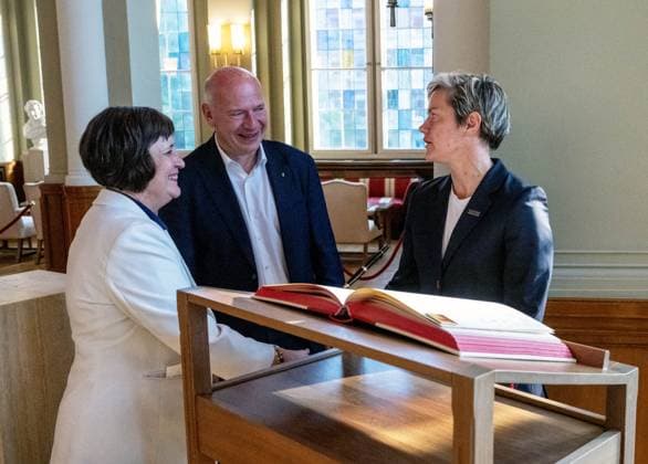 Fußball, Frauen, Saison 2024 2025, 2. Frauen-Bundesliga, 1. FC Union Berlin, die Aufsteigerinnen in die 1. Bundesliga werden im Roten Rathaus von Kai Wegner (Regierender Bürgermeister von Berlin) empfangen, im Bild: v. l. Staatssekretärin für Franziska Becker und Berlins regierender Bürgermeister Kai Wegner beglückwünschen Geschäftsführerin Profifußball Frauen Jennifer Zietz (1. FC Union), die sich ins Gästebuch der Stadt Berlin im Säulensaal eingetragen hat, 20.05. 2025, Copyright: xMatthiasxKochx