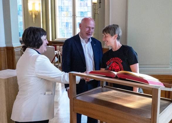 Fußball, Frauen, Saison 2024 2025, 2. Frauen-Bundesliga, 1. FC Union Berlin, die Aufsteigerinnen in die 1. Bundesliga werden im Roten Rathaus von Kai Wegner (Regierender Bürgermeister von Berlin) empfangen, im Bild: v. l. Staatssekretärin für Franziska Becker und Berlins regierender Bürgermeister Kai Wegner beglückwünschen Trainerin Ailien Poese (1. FC Union), die sich ins Gästebuch der Stadt Berlin im Säulensaal eingetragen hat, 20.05. 2025, Copyright: xMatthiasxKochx