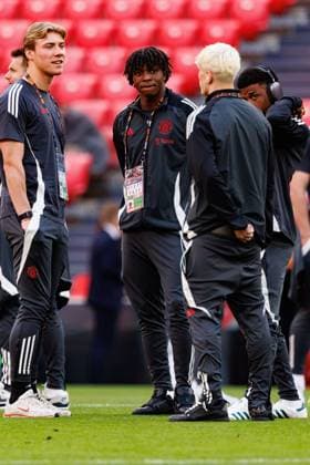 Rasmus Hojlund and Patrick Dorgu seen during Manchester United, ManU FC walk around before UEFA Europa League Final (Maciej Rogowski) Bilbao San Mames Spain Copyright: xMaciejxRogowskix manuwalkaround-16