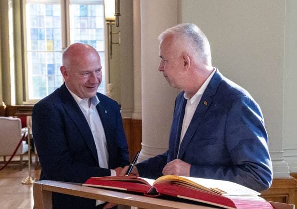 Fußball, Frauen, Saison 2024 2025, 2. Frauen-Bundesliga, 1. FC Union Berlin, die Aufsteigerinnen in die 1. Bundesliga werden im Roten Rathaus von Kai Wegner (Regierender Bürgermeister von Berlin) empfangen, im Bild: v. l. Berlins regierender Bürgermeister Kai Wegner beglückwünscht Präsident Dirk Zingler (1. FC Union), der sich ins Gästebuch der Stadt Berlin im Säulensaal eingetragen hat, 20.05. 2025, Copyright: xMatthiasxKochx