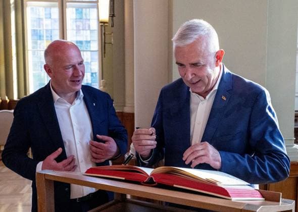Fußball, Frauen, Saison 2024 2025, 2. Frauen-Bundesliga, 1. FC Union Berlin, die Aufsteigerinnen in die 1. Bundesliga werden im Roten Rathaus von Kai Wegner (Regierender Bürgermeister von Berlin) empfangen, im Bild: v. l. Berlins regierender Bürgermeister Kai Wegner, Präsident Dirk Zingler (1. FC Union) trägt sich ins Gästebuch der Stadt Berlin im Säulensaal ein, 20.05. 2025, Copyright: xMatthiasxKochx