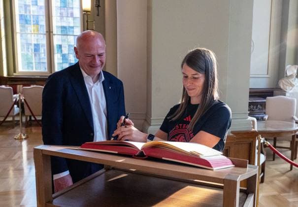 Fußball, Frauen, Saison 2024 2025, 2. Frauen-Bundesliga, 1. FC Union Berlin, die Aufsteigerinnen in die 1. Bundesliga werden im Roten Rathaus von Kai Wegner (Regierender Bürgermeister von Berlin) empfangen, im Bild: v. l. Berlins regierender Bürgermeister Kai Wegner, Individualtrainerin Marie-Louise Eta (1. FC Union) trägt sich ins Gästebuch der Stadt Berlin im Säulensaal ein, 20.05. 2025, Copyright: xMatthiasxKochx