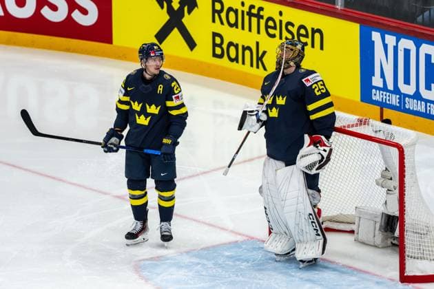 250520 Lucas Raymond and goaltender Jacob Markström of Sweden look dejected after 0-1 during the 2025 IIHF Ice hockey, Eishockey World Championship, WM, Weltmeisterschaft group stage game between Sweden and Canada on May 20, 2025 in Stockholm. Photo: Simon Hastegard BILDBYRAN kod SH JM0689 ishockey ice hockey ishockey-vm 2025 vm 2025 iihf world championship sverige sweden kanada canada bbeng gruppspel depp Copyright: SIMONxHASTEGARD BB250520SH003