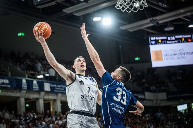 Heidelberg, Deutschland, 20.05.25: Jonas Richter (Niners Chemnitz) und Ryan Mikesell (MLP Academics Heidelberg) im Zweikampf waehrend des Basketball Bundesliga Spiels zwischen MLP Academics Heidelberg vs Niners Chemnitz in der SNP Dome am 20. Mai 2025 in Heidelberg, Deutschland. (Foto von Harry Langer DeFodi Images) SNP Dome, Germany, 20.05.25: Jonas Richter (Niners Chemnitz) und Ryan Mikesell (MLP Academics Heidelberg) battle for the ball during the Basketball Bundesliga match between MLP Academics Heidelberg vs Niners Chemnitz at Heidelberg on May 20, 2025 in SNP Dome, Germany. (Photo by Harry Langer DeFodi Images) (Photo by Harry Langer DeFodi Images)