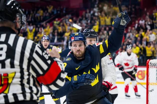 250520 Elias Lindholm of Sweden celebrates after 1-1 during the 2025 IIHF Ice hockey, Eishockey World Championship, WM, Weltmeisterschaft group stage game between Sweden and Canada on May 20, 2025 in Stockholm. Photo: Maxim Thore BILDBYRAN kod MT JM0689 ishockey ice hockey ishockey-vm 2025 vm 2025 iihf world championship sverige sweden kanada canada bbeng gruppspel bbauto jubel Copyright: MAXIMxTHORE BB250520MT060