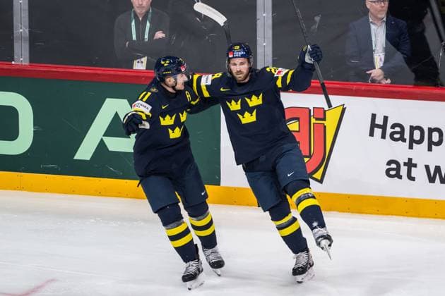 250520 Mikael Backlund and Elias Lindholm of Sweden celebrate after 1-1 during the 2025 IIHF Ice hockey, Eishockey World Championship, WM, Weltmeisterschaft group stage game between Sweden and Canada on May 20, 2025 in Stockholm. Photo: Simon Hastegard BILDBYRAN kod SH JM0689 ishockey ice hockey ishockey-vm 2025 vm 2025 iihf world championship sverige sweden kanada canada bbeng gruppspel jubel Copyright: SIMONxHASTEGARD BB250520SH006