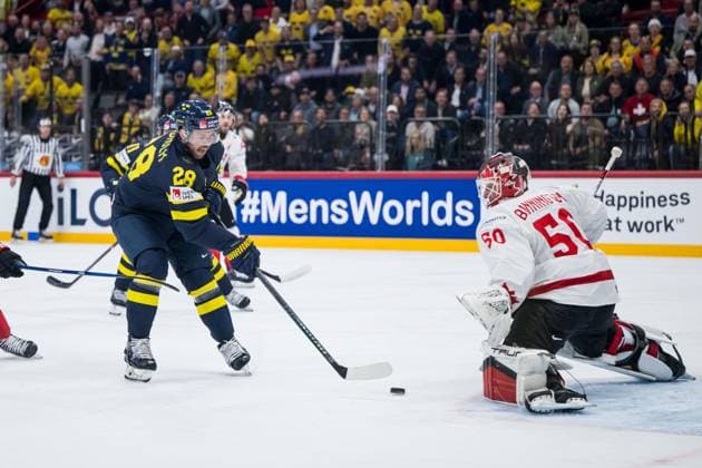 250520 Elias Lindholm of Sweden scores 1-1 behind goaltender Jordan Binnington of Canada during the 2025 IIHF Ice hockey, Eishockey World Championship, WM, Weltmeisterschaft group stage game between Sweden and Canada on May 20, 2025 in Stockholm. Photo: Maxim Thore BILDBYRAN kod MT JM0689 ishockey ice hockey ishockey-vm 2025 vm 2025 iihf world championship sverige sweden kanada canada bbeng gruppspel bbauto Copyright: MAXIMxTHORE BB250520MT061