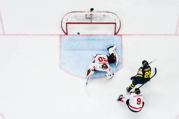 250520 Elias Lindholm of Sweden scores 1-1 behind goaltender Jordan Binnington of Canada during the 2025 IIHF Ice hockey, Eishockey World Championship, WM, Weltmeisterschaft group stage game between Sweden and Canada on May 20, 2025 in Stockholm. Photo: Maxim Thore BILDBYRAN kod MT JM0689 ishockey ice hockey ishockey-vm 2025 vm 2025 iihf world championship sverige sweden kanada canada bbeng gruppspel Copyright: MAXIMxTHORE BB250520MT062