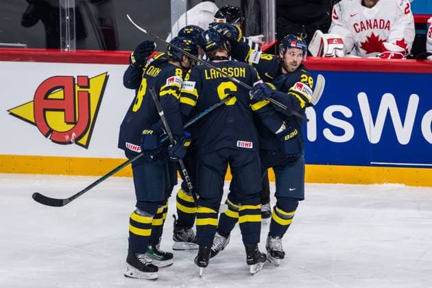 250520 Elias Lindholm of Sweden celebrates with teammates after 1-1 during the 2025 IIHF Ice hockey, Eishockey World Championship, WM, Weltmeisterschaft group stage game between Sweden and Canada on May 20, 2025 in Stockholm. Photo: Simon Hastegard BILDBYRAN kod SH JM0689 ishockey ice hockey ishockey-vm 2025 vm 2025 iihf world championship sverige sweden kanada canada bbeng gruppspel jubel Copyright: SIMONxHASTEGARD BB250520SH007