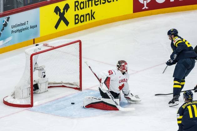 250520 Elias Lindholm of Sweden scores 1-1 behind goaltender Jordan Binnington of Canada during the 2025 IIHF Ice hockey, Eishockey World Championship, WM, Weltmeisterschaft group stage game between Sweden and Canada on May 20, 2025 in Stockholm. Photo: Simon Hastegard BILDBYRAN kod SH JM0689 ishockey ice hockey ishockey-vm 2025 vm 2025 iihf world championship sverige sweden kanada canada bbeng gruppspel Copyright: SIMONxHASTEGARD BB250520SH008