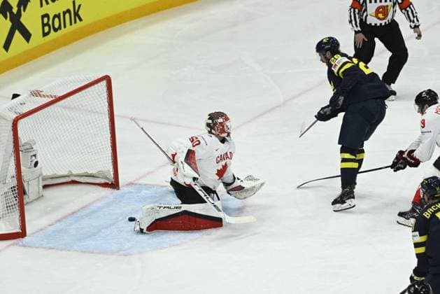 STOCKHOLM, SWEDEN 20250520 Sweden s Elias Lindholm scores 1-1 behind Canada s goalkeeper Jordan Binnington during the IIHF Ice hockey, Eishockey World Championship, WM, Weltmeisterschaft group A match between Sweden and Canada at Avicii Arena in Stockholm, Sweden, on May 20, 2025. STOCKHOLM SWEDEN x10080x