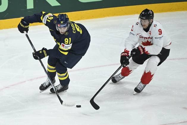 STOCKHOLM, SWEDEN 20250520 Sweden s Leo Carlsson (L) and Canada s Nate MacKinnon in action during the IIHF Ice hockey, Eishockey World Championship, WM, Weltmeisterschaft group A match between Sweden and Canada at Avicii Arena in Stockholm, Sweden, on May 20, 2025. STOCKHOLM SWEDEN x10080x