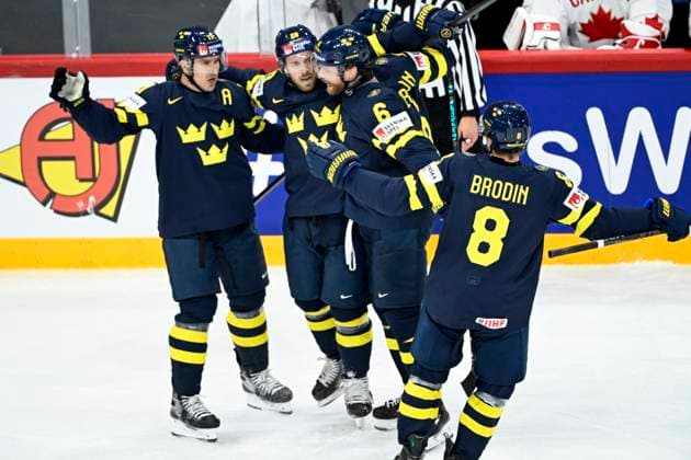 STOCKHOLM, SWEDEN 20250520 Sweden s Elias Lindholm ( 28) celebrates his goal 1-1 with team mates during the IIHF Ice hockey, Eishockey World Cha8) mpionship group A match between Sweden and Canada at Avicii Arena in Stockholm, Sweden, on May 20, 2025. STOCKHOLM SWEDEN x10080x