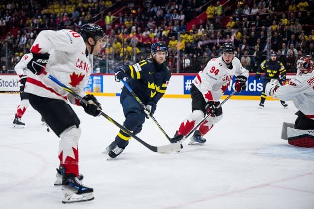 250520 William Karlsson of Sweden and Porter Martone of Canada during the 2025 IIHF Ice hockey, Eishockey World Championship, WM, Weltmeisterschaft group stage game between Sweden and Canada on May 20, 2025 in Stockholm. Photo: Maxim Thore BILDBYRAN kod MT JM0689 ishockey, ice hockey,ishockey-vm 2025, vm, 2025 iihf world champ Copyright: MAXIMxTHORE BB250520MT066