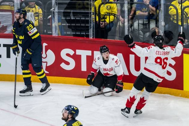 250520 Tyson Foerster and Macklin Celebrini of Canada celebrate and Marcus Pettersson of Sweden looks dejected after 1-2 during the 2025 IIHF Ice hockey, Eishockey World Championship, WM, Weltmeisterschaft group stage game between Sweden and Canada on May 20, 2025 in Stockholm. Photo: Simon Hastegard BILDBYRAN kod SH JM0689 ishockey ice hockey ishockey-vm 2025 vm 2025 iihf world championship sverige sweden kanada canada bbeng gruppspel jubel depp Copyright: SIMONxHASTEGARD BB250520SH009