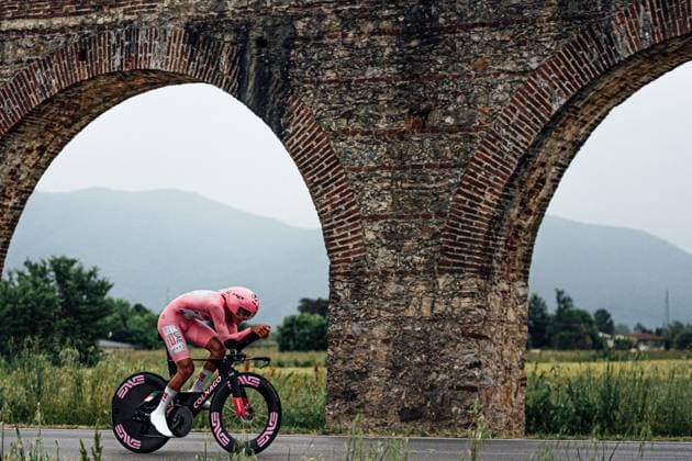 2025 Giro d Italia Stage 10 ITT Picture by Zac Williams SWpix.com - 20 05 2025 - Cycling - 2025 Giro d Italia Stage 10 ITT, Lucca to Pisa, Italy - Isaac Del Toro, UAE Team Emirates XRG. Copyright: x xSWpix.comx(t axPhotographyxHubxLtd)xZacxWilliams SWpix.comx SWP-2645