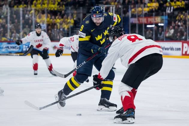 250520 Filip Forsberg of Sweden and Noah Dobson of Canada during the 2025 IIHF Ice hockey, Eishockey World Championship, WM, Weltmeisterschaft group stage game between Sweden and Canada on May 20, 2025 in Stockholm. Photo: Maxim Thore BILDBYRAN kod MT JM0689 ishockey, ice hockey,ishockey-vm 2025, vm, 2025 iihf world champ Copyright: MAXIMxTHORE BB250520MT071