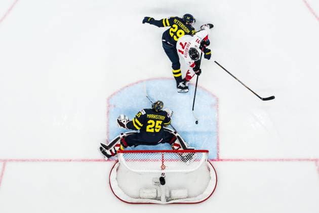 250520 Tyson Foerster of Canada scores 1-2 behind goaltender Jacob Markström and Marcus Pettersson of Sweden during the 2025 IIHF Ice hockey, Eishockey World Championship, WM, Weltmeisterschaft group stage game between Sweden and Canada on May 20, 2025 in Stockholm. Photo: Joel Marklund BILDBYRAN kod JM JM0689 ishockey ice hockey ishockey-vm 2025 vm 2025 iihf world championship sverige sweden kanada canada bbeng gruppspel Copyright: JOELxMARKLUND BB250520JM031