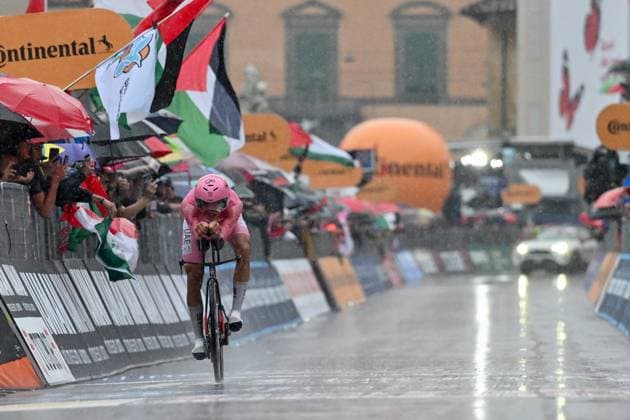 Sport Bilder des Tages CICLISMO - Giro d Italia - Stage 10 - Lucca-Pisa Pink Jersey UAE Team Emirates XRG s Mexican rider Isaac Del Toro finishes the 10th stage during Stage 10 - Lucca-Pisa, Giro d Italia race in Pisa, Italy, May 20 2025 Pisa Italy  Copyright: xIPAxSport ABACAx