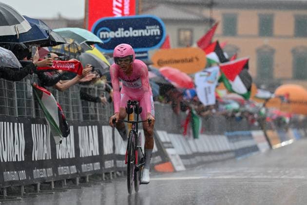 Pink Jersey UAE Team Emirates XRG s Mexican rider Isaac Del Toro finishes the 10th stage during Stage 10 - Lucca-Pisa, Giro d Italia race in Pisa, Italy, May 20 2025  Copyright: xLisaxGuglielmi IPAxSportx xipa-agency.netx xx IPA_57995244 IPA_Agency_IPA57995244