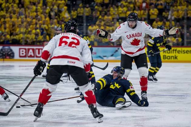 250520 Isac Lundeström of Sweden and Will Cuylle of Canada during the 2025 IIHF Ice hockey, Eishockey World Championship, WM, Weltmeisterschaft group stage game between Sweden and Canada on May 20, 2025 in Stockholm. Photo: Joel Marklund BILDBYRAN kod JM JM0689 ishockey ice hockey ishockey-vm 2025 vm 2025 iihf world championship sverige sweden kanada canada bbeng gruppspel Copyright: JOELxMARKLUND BB250520JM038
