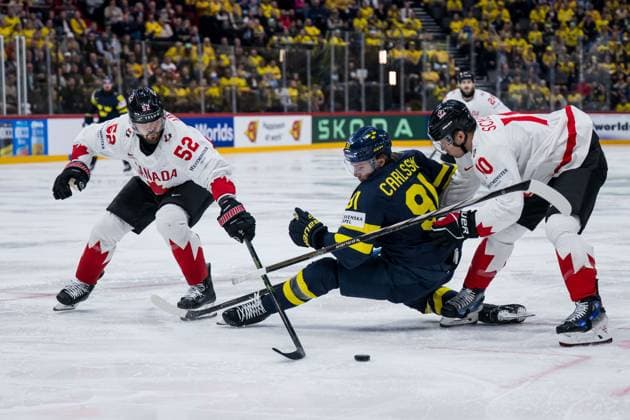 250520 Leo Carlsson of Sweden against MacKenzie Weegar and Brayden Schenn of Canada during the 2025 IIHF Ice hockey, Eishockey World Championship, WM, Weltmeisterschaft group stage game between Sweden and Canada on May 20, 2025 in Stockholm. Photo: Joel Marklund BILDBYRAN kod JM JM0689 ishockey ice hockey ishockey-vm 2025 vm 2025 iihf world championship sverige sweden kanada canada bbeng gruppspel Copyright: JOELxMARKLUND BB250520JM040