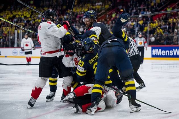 250520 Lucas Raymond and Jonas Brodin of Sweden in a fight with Sidney Crosby and Nathan MacKinnon of Canada during the 2025 IIHF Ice hockey, Eishockey World Championship, WM, Weltmeisterschaft group stage game between Sweden and Canada on May 20, 2025 in Stockholm. Photo: Maxim Thore BILDBYRAN kod MT JM0689 ishockey ice hockey ishockey-vm 2025 vm 2025 iihf world championship sverige sweden kanada canada bbeng gruppspel bbauto Copyright: MAXIMxTHORE BB250520MT083