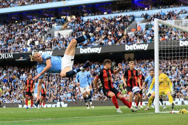Sport Themen der Woche KW21 Sport Bilder des Tages 20th May 2025; Etihad Stadium, Manchester, England; Premier League Football, Manchester City versus Bournemouth; Erling Haaland of Manchester City makes an acrobatic attempt on goal but saved by goalkeeper Kepa  ActionPlus12791067 DavidxBlunsden