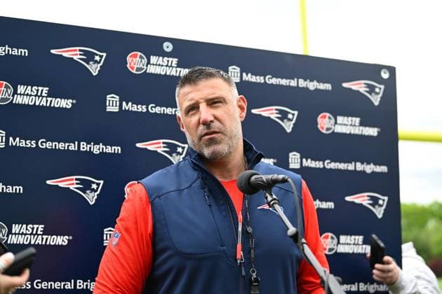 Sport Bilder des Tages May 20, 2025; Foxborough, Massachusetts, USA; New England Patriots head coach Mike Vrabel speaks to the media before the team s OTA held on the practice field at Gillette Stadium. CSM Foxborough USA - ZUMAc04_ 20250520_zma_c04_023 Copyright: xEricxCanhax