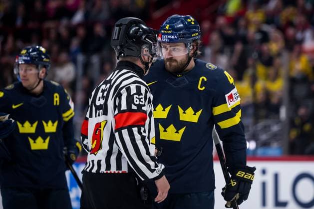 250520 Referee Mikko Kaukokari and Rasmus Andersson of Sweden during the 2025 IIHF Ice hockey, Eishockey World Championship, WM, Weltmeisterschaft group stage game between Sweden and Canada on May 20, 2025 in Stockholm. Photo: Maxim Thore BILDBYRAN kod MT JM0689 ishockey ice hockey ishockey-vm 2025 vm 2025 iihf world championship sverige sweden kanada canada bbeng gruppspel bbauto Copyright: MAXIMxTHORE BB250520MT092