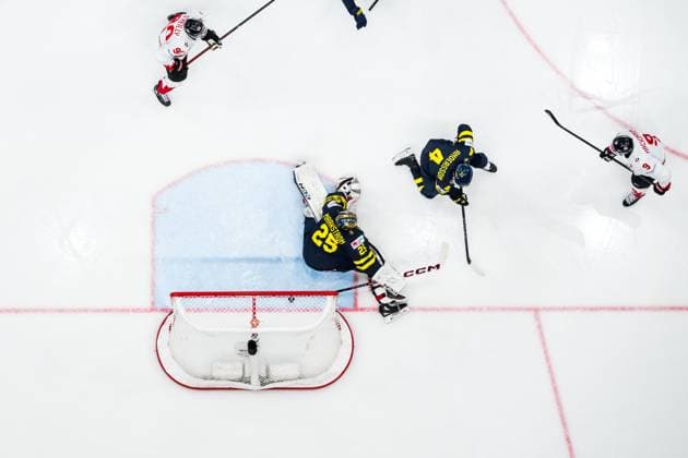 250520 Nathan MacKinnon of Canada scores 2-5 behind goaltender Jacob Markström and Rasmus Andersson of Sweden during the 2025 IIHF Ice hockey, Eishockey World Championship, WM, Weltmeisterschaft group stage game between Sweden and Canada on May 20, 2025 in Stockholm. Photo: Joel Marklund BILDBYRAN kod JM JM0689 ishockey ice hockey ishockey-vm 2025 vm 2025 iihf world championship sverige sweden kanada canada bbeng gruppspel jubel Copyright: JOELxMARKLUND BB250520JM057