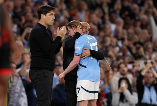 Sport Themen der Woche KW21 Sport Bilder des Tages Manchester City FC v AFC Bournemouth - Premier League Pep Guardiola, Manager of Manchester City hugs Kevin De Bruyne of Manchester City when he leaves the field during the Premier League match between Manchester City FC and AFC Bournemouth at Etihad Stadium on May 20, 2025 in Manchester, England. Manchester Etihad Stadium England United Kingdom Copyright: xNealxSimpson Sportsphoto APLx 14127191