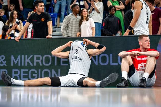 Sport Themen der Woche KW21 Sport Bilder des Tages easyCredit BBL Playoffs: MLP Academics Heidelberg - NINERS Chemnitz; 20.05.2025 Olivier Nkamhoua (13;Niners Chemnitz) sitzt enttäuscht nach der Niederlage am Boden mit Trikot über dem Kopf, Jonas Richter (7;Niners Chemnitz) sitzt daneben, beide in weißem Matchtrikot der NINERS Chemnitz, Enttäuschung nach Spielende in der easyCredit BBL Playoffs in Heidelberg. easyCredit BBL Playoffs: MLP Academics Heidelberg – NINERS Chemnitz am 20.05.2025 im SNP Dome, Heidelberg easyCredit BBL Playoffs: MLP Academics Heidelberg – NINERS Chemnitz am 20.05.2025 im SNP Dome, Heidelberg *** easyCredit BBL Playoffs MLP Academics Heidelberg NINERS Chemnitz 20 05 2025 Olivier Nkamhoua 13 Niners Chemnitz sits disappointed after the defeat on the floor with his jersey over his head, Jonas Richter 7 Niners Chemnitz sits next to him, both in white NINERS Chemnitz jerseys, Disappointment after the end of the game in the easyCredit BBL Playoffs in Heidelberg easyCredit BBL Playoffs MLP Academics Heidelberg - NINERS Chemnitz on 20 05 2025 at the SNP Dome, Heidelberg easyCredit BBL Playoffs MLP Academics Heidelberg - NINERS Chemnitz on 20 05 2025 at the SNP Dome, Heidelberg Copyright: xBEAUTIFULxSPORTS Gelhardtx