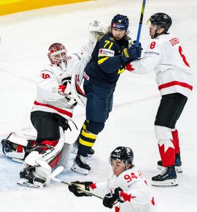 250520 William Karlsson of Sweden against goaltender Jordan Binnington and Noah Dobson of Canada during the 2025 IIHF Ice hockey, Eishockey World Championship, WM, Weltmeisterschaft group stage game between Sweden and Canada on May 20, 2025 in Stockholm. Photo: Simon Hastegard BILDBYRAN kod SH JM0689 ishockey ice hockey ishockey-vm 2025 vm 2025 iihf world championship sverige sweden kanada canada bbeng gruppspel Copyright: SIMONxHASTEGARD BB250520SH073