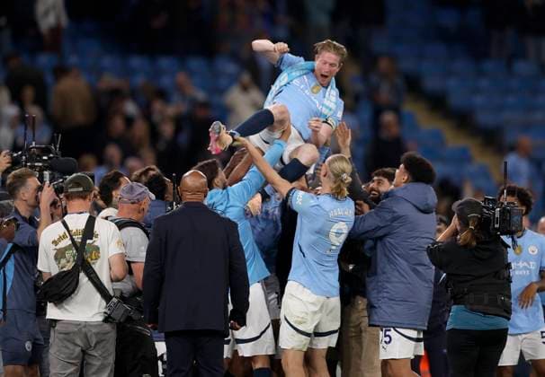 Sport Themen der Woche KW21 Sport Bilder des Tages Manchester City FC v AFC Bournemouth - Premier League Kevin De Bruyne of Manchester City is thrown in the air after the Premier League match between Manchester City FC and AFC Bournemouth at Etihad Stadium on May 20, 2025 in Manchester, England. Manchester Etihad Stadium England United Kingdom Copyright: xNealxSimpson Sportsphoto APLx 14127211