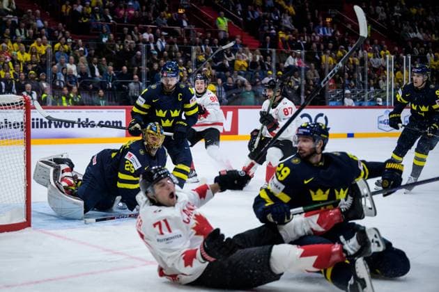 250520 Goaltender Jacob Markström, Rasmus Andersson, Marcus Pettersson and Leo Carlsson of Sweden look dejected when Tyson Foerster, Macklin Celebrini and Sidney Crosby of Canada celebrate the 1-2 goal during the 2025 IIHF Ice hockey, Eishockey World Championship, WM, Weltmeisterschaft group stage game between Sweden and Canada on May 20, 2025 in Stockholm. Photo: Joel Marklund BILDBYRAN kod JM JM0689 ishockey ice hockey ishockey-vm 2025 vm 2025 iihf world championship sverige sweden kanada canada bbeng gruppspel depp jubel Copyright: JOELxMARKLUND BB250520JM089