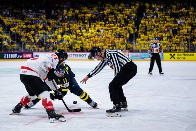 250520 Phillip Danault of Canada and Mikael Backlund of Sweden with a face-off during the 2025 IIHF Ice hockey, Eishockey World Championship, WM, Weltmeisterschaft group stage game between Sweden and Canada on May 20, 2025 in Stockholm. Photo: Joel Marklund BILDBYRAN kod JM JM0689 ishockey ice hockey ishockey-vm 2025 vm 2025 iihf world championship sverige sweden kanada canada bbeng gruppspel Copyright: JOELxMARKLUND BB250520JM098